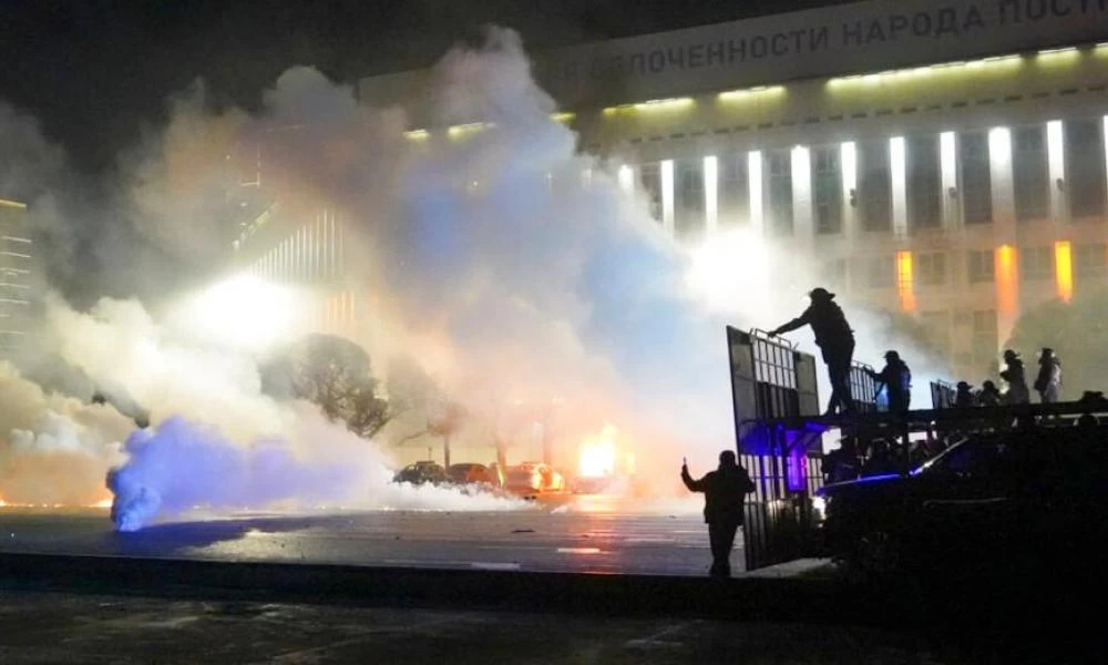 ΕΚΤΑΚΤΟ-Του... Καπιτωλίου γίνεται στο Καζακστάν! Διαδηλωτές κατέλαβαν την κατοικία του προέδρου στο Αλμάτι (Βίντεο)